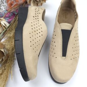 Clarks Women's Tan Slip-On Shoes Sz 9